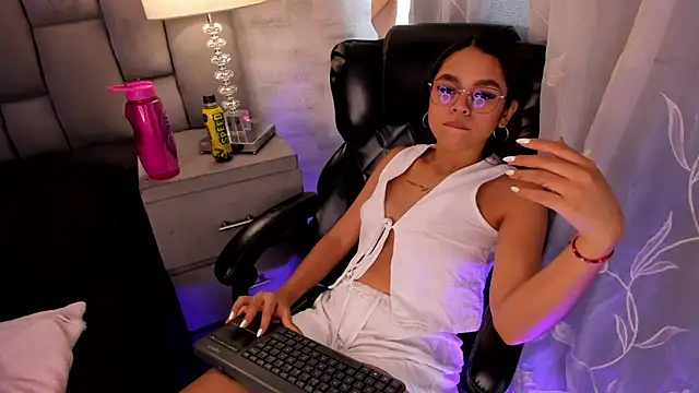 CarolineFyre webcam