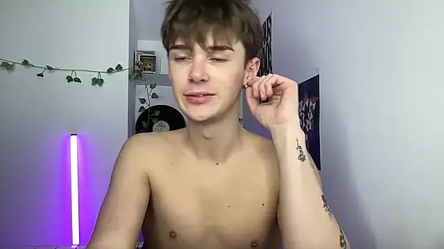 YourMilkyGuy webcam