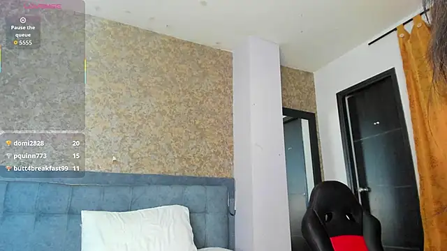 Naughtymilfx__ webcam