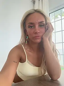 Naughtyblondex webcam