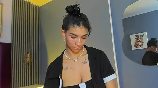 lauraaristizabal (Ask my age) - aware of your pretty queen 👑😍🥰