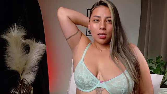 Zara_Nova webcam