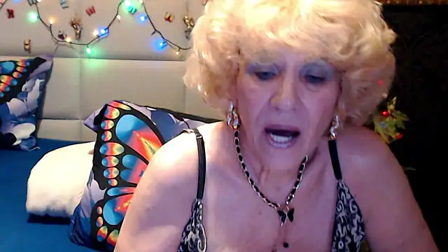 HappyWomanOn webcam