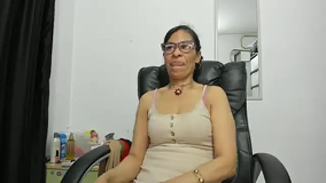 Aries_Mature webcam