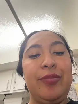 latina_curvy22 webcam