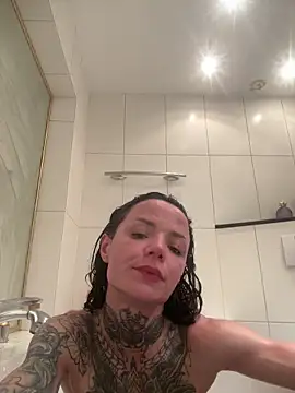 SkinnyLilly webcam