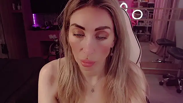 AnnieGOld_ webcam