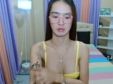 XxTsUncutAskaxX webcam