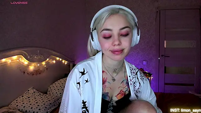 LillyMoure_ webcam