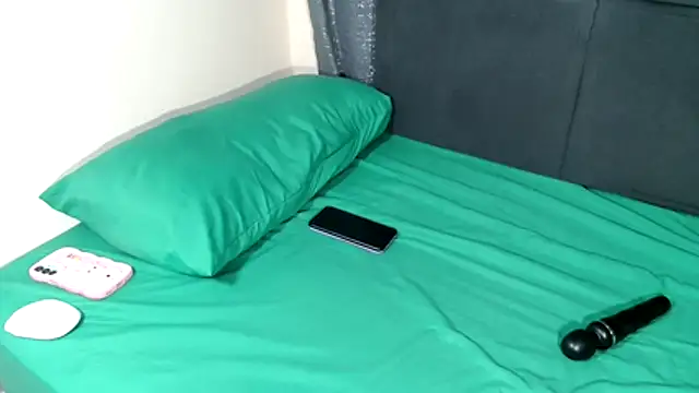 HugeTitisxx webcam