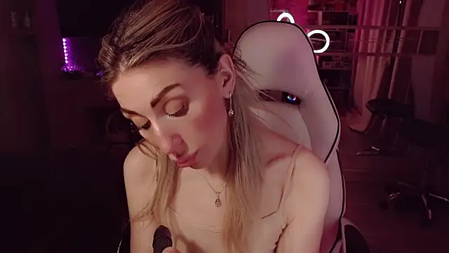 AnnieGOld_ webcam