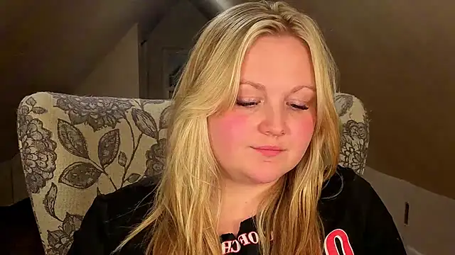 PhatAssBlond webcam