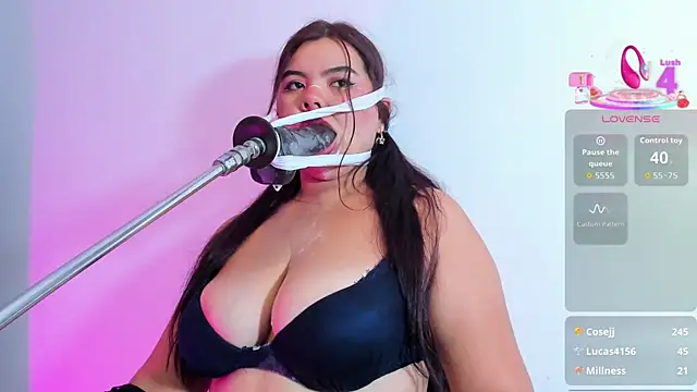 klhoe_boobs webcam
