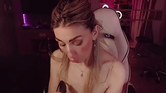 AnnieGOld_ webcam