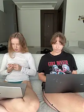 Nura_n_Sarah webcam
