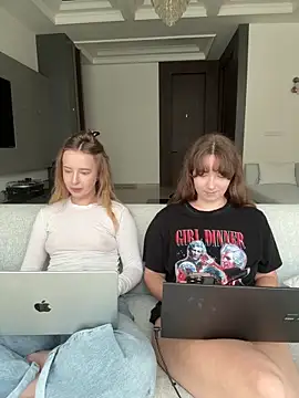 Nura_n_Sarah webcam