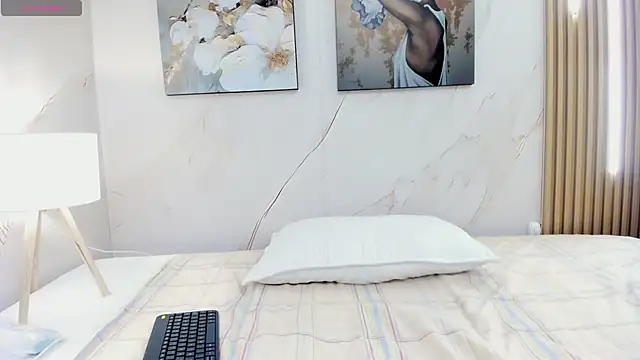 Miabloom19_ webcam