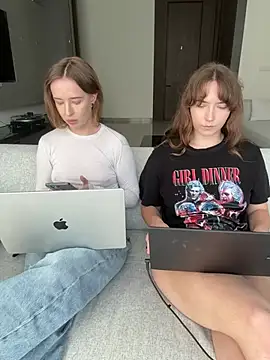Nura_n_Sarah webcam