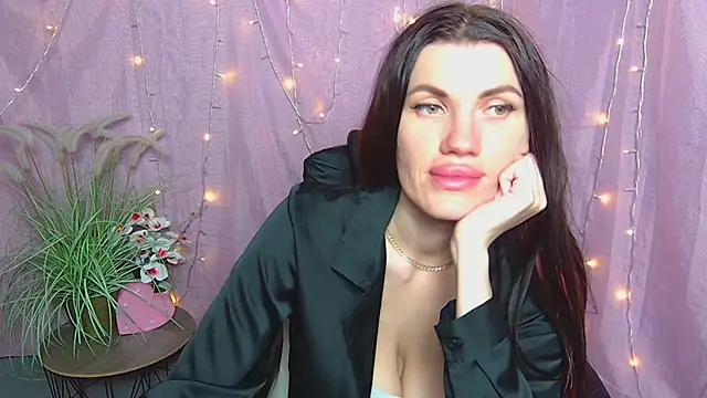 MilaLoona webcam