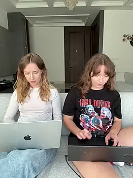 Nura_n_Sarah webcam