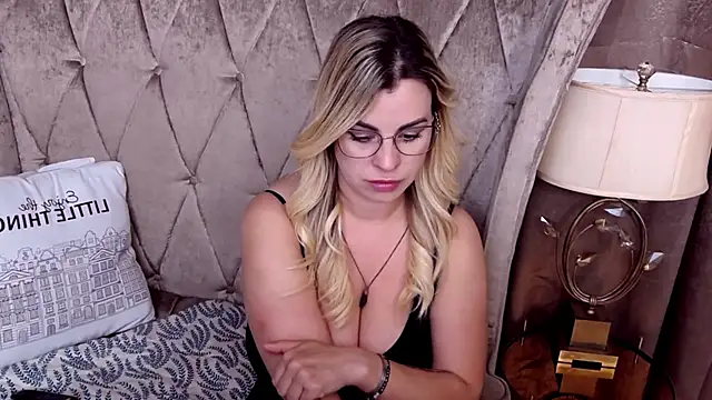 bustygizelle (F milf) - naked show play my pussy