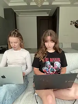 Nura_n_Sarah webcam