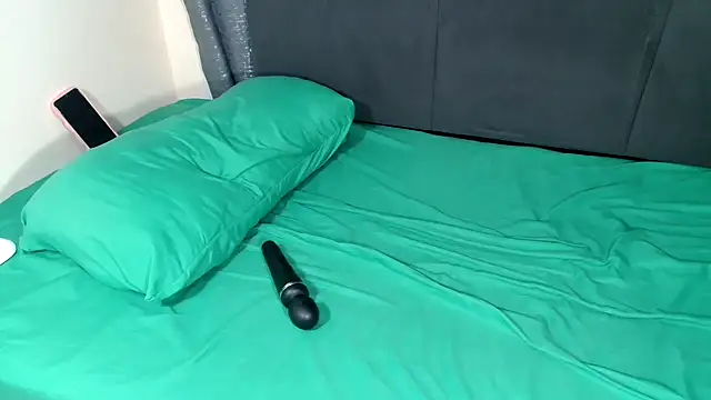 HugeTitisxx webcam