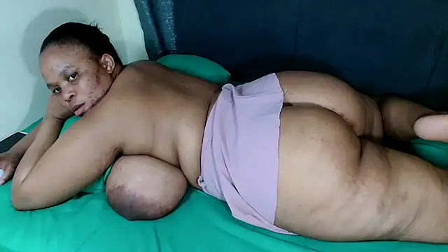 HugeTitisxx webcam