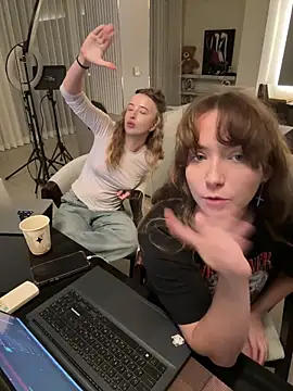 Nura_n_Sarah webcam