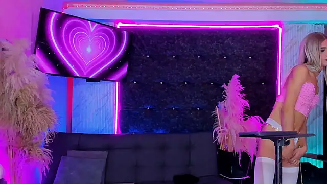 Queens_Wonders_Blonders webcam