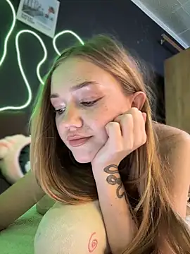 MilaMoone Stripchat cam model