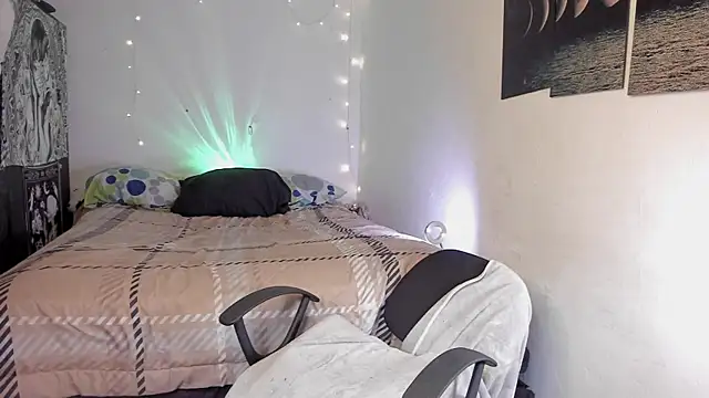 chloe_kisses (F teen) - cum show