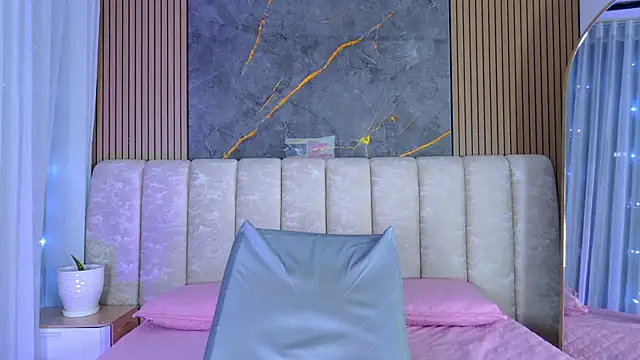 mia_scot webcam