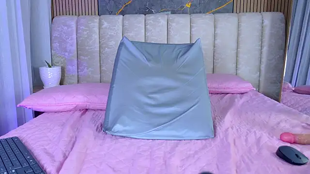 mia_scot webcam