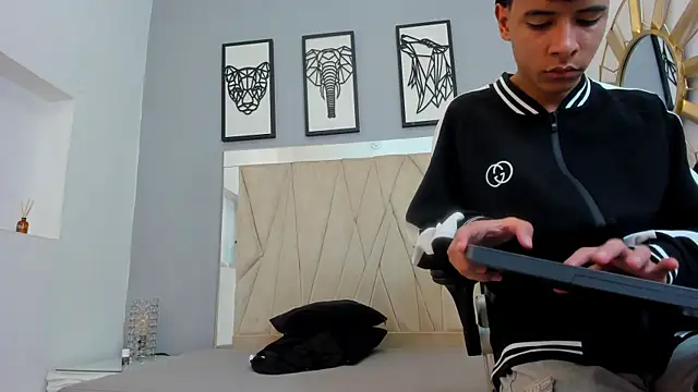 adams_bobby Live Webcam on Stripchat