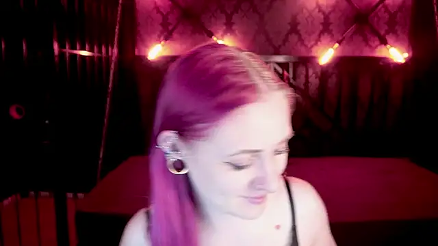 DramaQuenns webcam