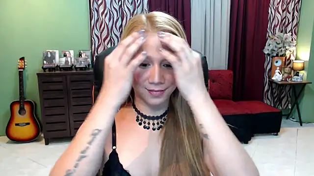 dreamgirlHILARY webcam