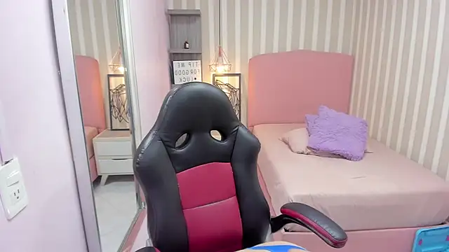 LORELAIGIVEN webcam
