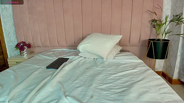 SCARLHETTBROWN webcam