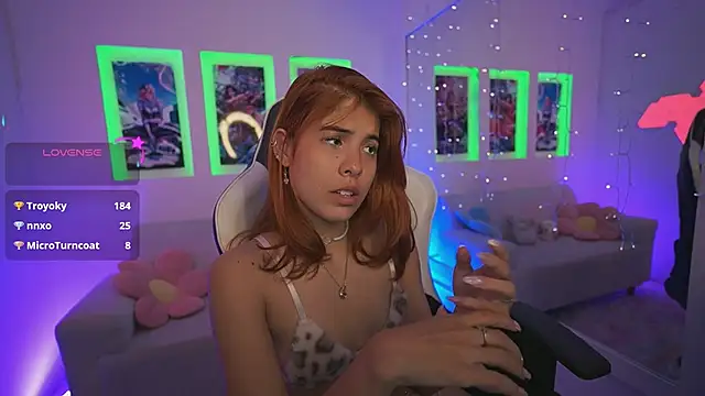dahliagrey (F teen) - Turn & booty shake tease 🍑