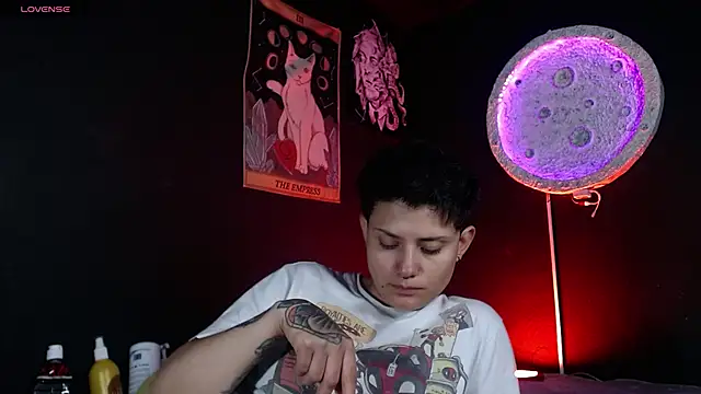 girl_intense444 webcam
