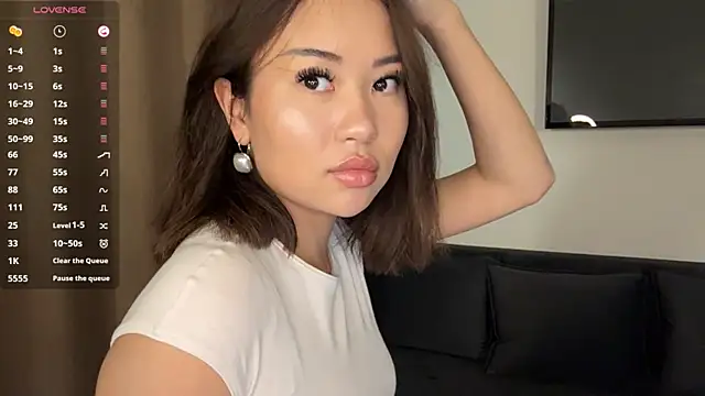 Ur_neighbor_Kira webcam