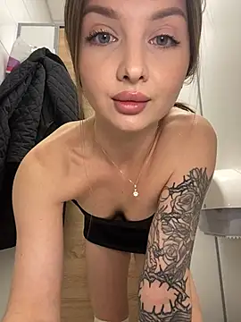 Webcam Model (KrisMagnoly) is live