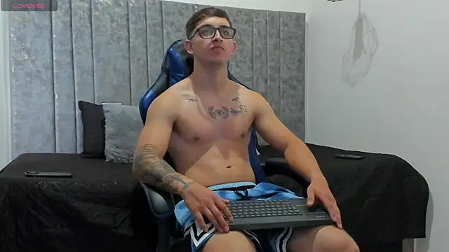 Calvin_Hunter webcam