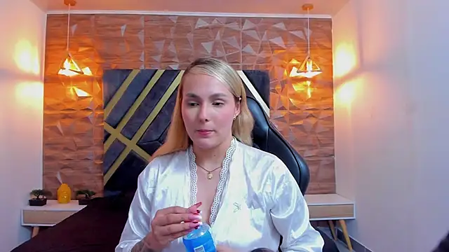 Emmaa_white_ webcam