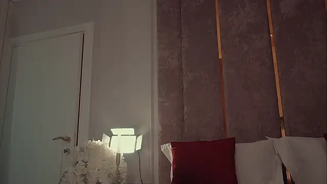 MilaDYstarlight webcam
