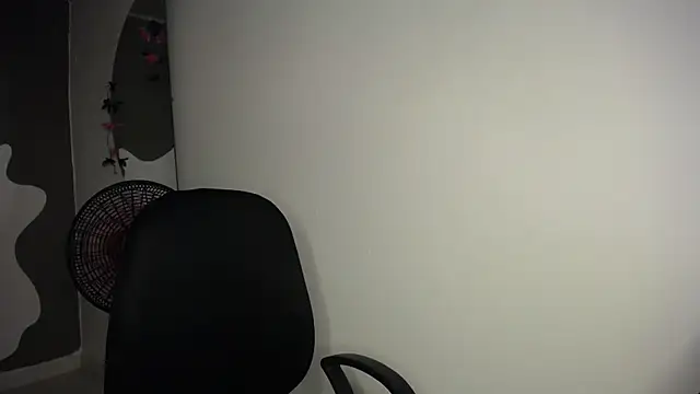 stephany_29 (T milf) - Black dildo in the ass for 10 minutes