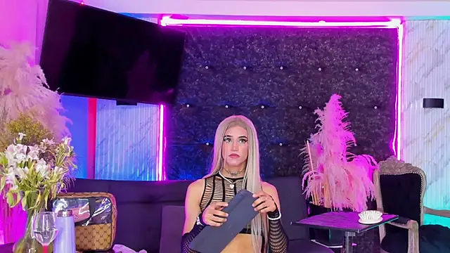 Queens_Wonders_Blonders webcam