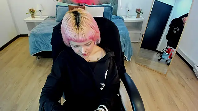 Bela_Craxkerr webcam