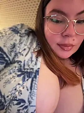 yourcutesarah from StripChat is Freechat